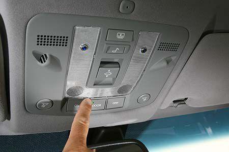 Ein elektrisch zu betätigendes Heckrollo und Schiebedach gehören zur Serienaustattung.