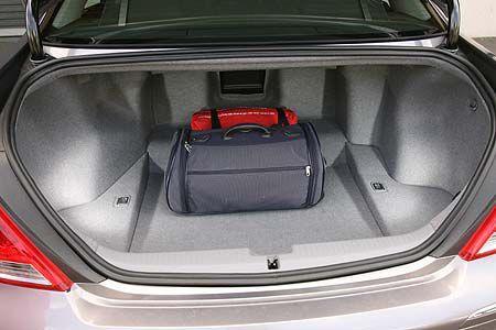 Der Kofferraum ist wegen des Hinterachsgetriebes zerklüftet.