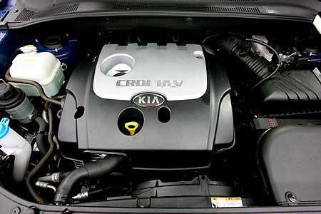 Der Kia-Diesel ist spürbar schwächer und nagelt deutlich.