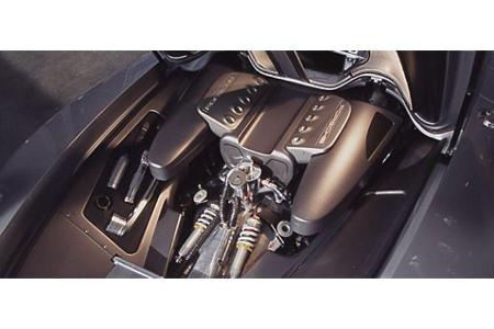 Ursprünglich war der V10 als 5,5-Liter-Motor für den Rennsport konzipiert worden. In der Straßenversion schöpft der Saugmoto...