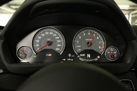 BMW M4 GTS, Rundinstrumente