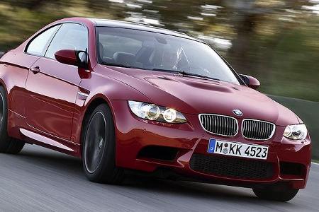 Dabei wird das das Coupé erstmals von einem V8 angetrieben. Seine Leistung von 420 PS generiert der Vierliter-V8 erst bei 83...