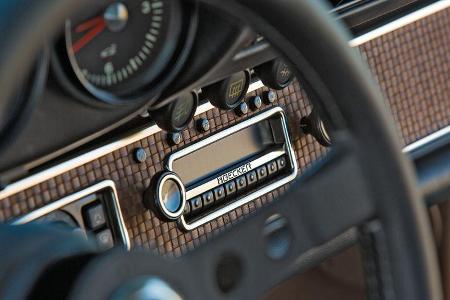 Porsche 911 by Singer Vehicle Design, Radio, Becker