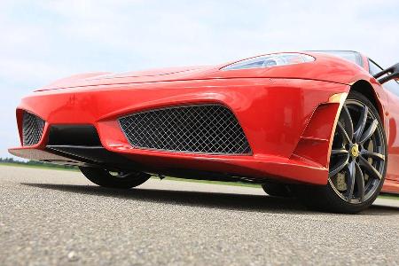 Die markanten Öffnungen an der Front vermitteln Rennsport-Feeling.