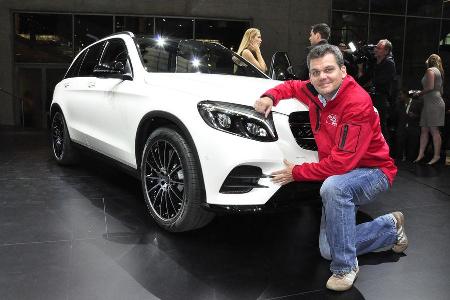 Einmal niederknien neben dem neuen GLC: auto motor und sport-Redakteur Gerd Stegmaier checkt den neuen Kompakt-SUV mit Stern...