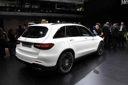Hinten gibt's jetzt die von E-Klasse und dem großen Bruder GLE bekannte, knubbelig-runde Linienführung. 