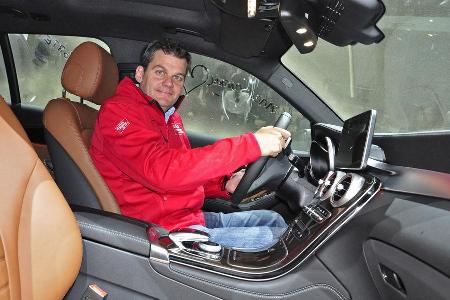 Ja, passt. Das Cockpit sitzt echt wie ein Maßanzug. Über der Frisur ist noch ein gutes Stück Luft, der massive Mitteltunnel ...