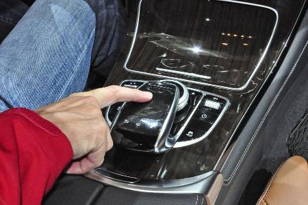 Mh. Das Touchpad überm Dreh-Drück-Steller ist laut Mercedes eine echte Innovation. So richtig intuitiv ist die Sache aber ni...