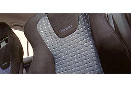 Neue Polster und perfekte Recaro-Sitze.