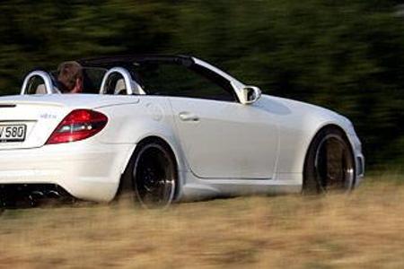 Monströs wummernd zieht der Väth-SLK seine Bahn. Nur mit gefühlvollem Gaseinsatz bringt er seine bärige Kraft auf die Straße