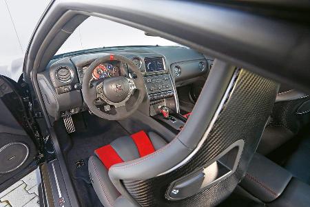 Nissan GT-R Nismo, Cockpit