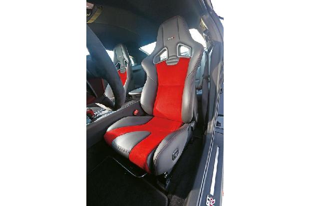 Nissan GT-R Nismo, Fahrersitz, Sportsitz