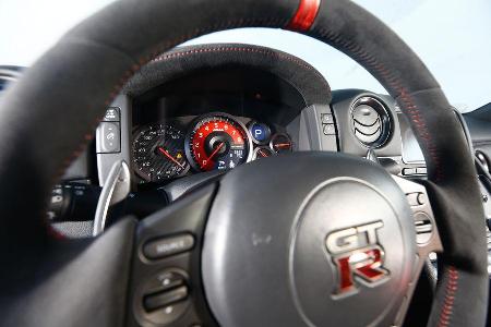 Nissan GT-R Nismo, Rundinstrumente
