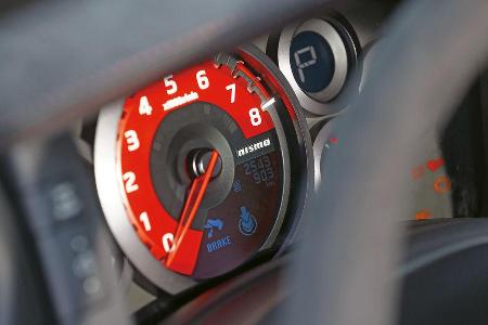 Nissan GT-R Nismo, Rundinstrumente