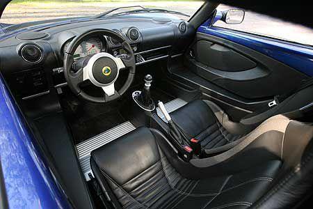 Auch im belederten Europa-Interieur sitzt der Fahrer eng wie in einem Maßschuh.