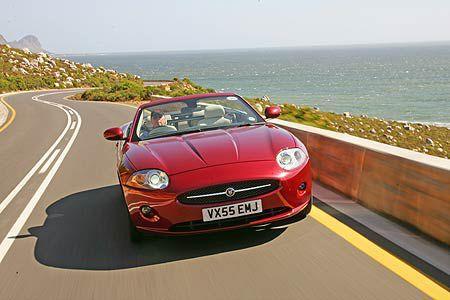 Die steil aufragende Jaguar-Front dient dem Fußgängerschutz.