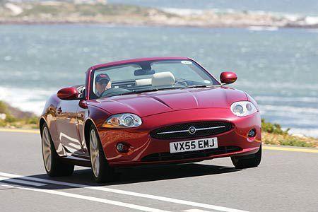 Der XK ist, gottlob, stilistisch wieder ganz Jaguar. Dafür sprechen nicht nur der vordere Kühllufteinlass, sondern auch die ...