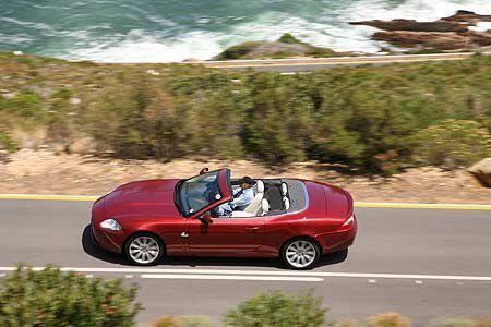 Für das fahrbereite Cabrio inklusive Fahrer nennt der Hersteller 1.735 Kilogramm, womit wieder die Sport-Komponente ins Spie...