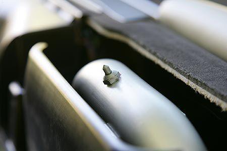 Metallspitzen auf den Überrollbügeln sollen beim Herausschnellen der Bügel bei geschlossenem Dach die Heckscheibe zum Berste...