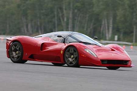 Pininfarina schaffte Abhilfe und kreierte den P4/5, dessen Form noch Enzo Ferrari höchstpersönlich abgesegnet hatte, und unt...