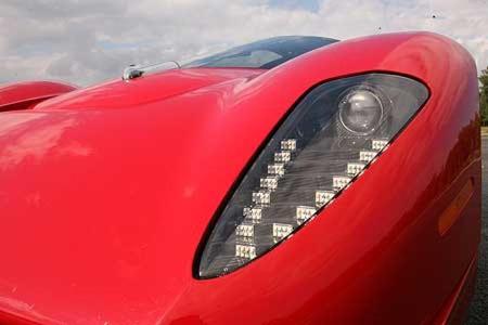 Pininfarina hat die Karosserie des Enzo durch 200 Neuteile ersetzt ...