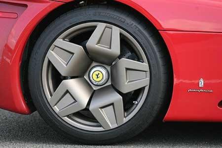 Um ein paar Zahlen zu nennen: 19 Zoll-Räder, 245/35er Reifen vorne, 345/35er hinten.