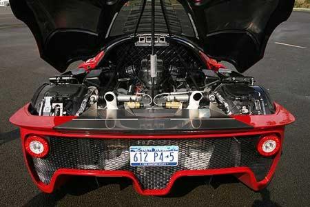 Der Sechsliter-V12 ist im P4/5 noch sportlicher verpackt als im Enzo. Mit 657 Newtonmetern Drehmoment bei 5.500/min beschleu...