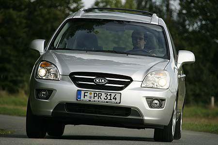 Kia bietet den Carens zu Beginn mit zwei Motoren und vier Ausstattungspaketen an.
