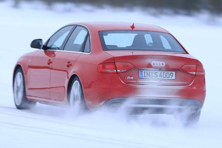 Die Kandidaten beim großen Allradvergleichstest von sport auto sind: Die Audi S4 Limousine mit 333 PS.