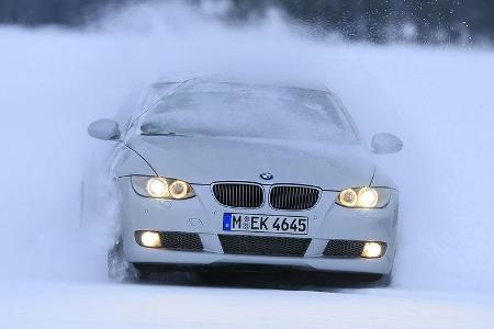 Vom Münchner Automobilkonzern macht sich auf den weiten Weg in den hohen Norden das BMW 335i xDrive Coupé mit 306 PS.