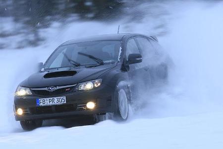 Auch Subaru stellt einen Impreza WRX STi mit 300 PS für den Test zur Verfügung, der vom Werk mit entsprechenden Reifen bestü...