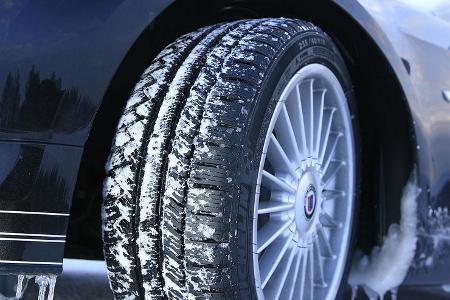 Die breiten Michelin-Pneus (Pilot Alpin in der Größe 235/40 R18) waren für Finnland nicht die beste Wahl.