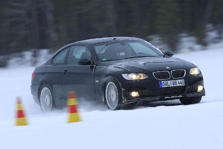 Das der Alpina im Slalom wie auch auf dem Handlingkurs jeweils knapp beziehungsweise deutlich hinter seinem weitgehend baugl...