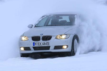 Mit dem dank Handschaltung vorhandenen Kupplungspedal lässt sich das BMW Coupé etwas leichter dirigieren als der serienmäßig...