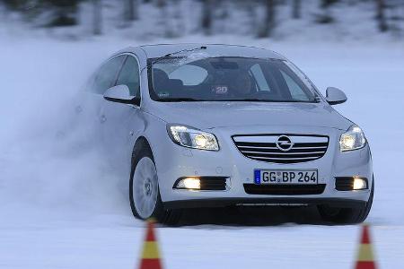 Wer den Insignia in Sport-Ausstattung ordert, kommt - dadurch unterscheidet sich der Opel dann von dem Audi Coupé - zudem in...