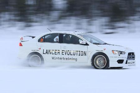 Mitsubishi Lancer Evolution: Das japanische Rallye-Basisauto ist das perfekte Spielmobil auf Eis und Schnee.