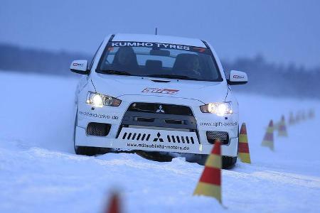 Beim 180-Meter-Slalom leidet der Mitsubishi insofern unter seiner extrem ausgeprägten Agilität, ...