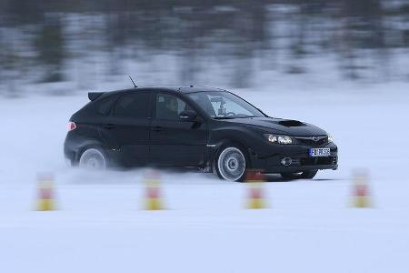 Die Profilblöcke der hier aufgezogenen Dunlop SP Winter Sport gaben sich schon beim händischen Beweglichkeitstest extrem unn...