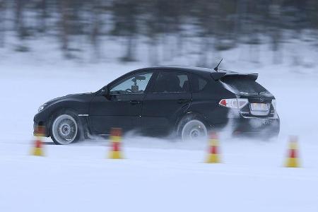 Bei der Sprintprüfung auf 100 km/h litt die Kompakt-Limousine unter der Ganz-oder-gar-nicht-Attitüde ihres mit sehr großen L...