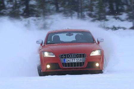 Auch der gleichfalls mit Dunlop-Winterreifen ausgerüstete Audi TTS kann seinem Piloten auf dem Handlingkurs nur selten ein w...