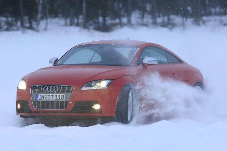 Audi TTS Coupé: Der kleine Rote aus Ingolstadt kann seinem großen Bruder auf Eis und Schnee nicht das Wasser reichen.