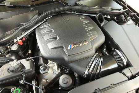 Die Geräuschkulisse der gierigen V8-Maschine setzt sich im Cabrio besser in Szene.