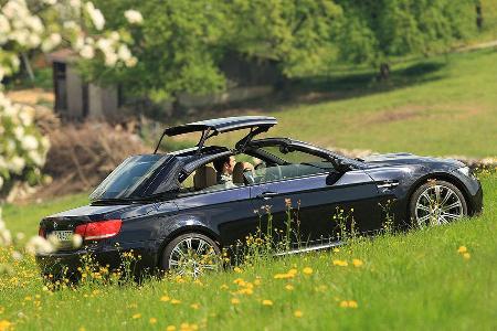 Das geöffnete Hardtop reduziert das Kofferraumvolumen auf ein Mindestmaß.