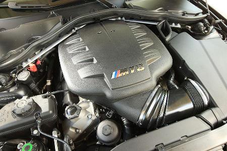 Die Geräuschkulisse der gierigen V8-Maschine setzt sich im Cabrio besser in Szene.