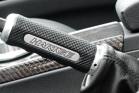 ... sowie eine Leder-Handbremse verschönern den Innenraum.