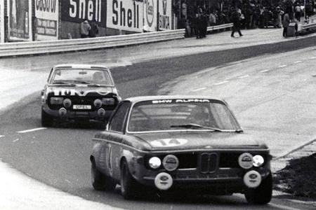 1970 · Gesamtsieg 24 Stunden Rennen in Spa-Francorchamps: Helmut Kelleners auf BMW ALPINA 2800 CS in 'Eau Rouge' vor einem S...