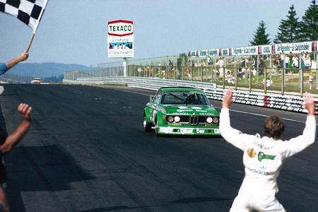 1977 · Tourenwagen-Europameisterschaft Nürburgring:Dieter Quester's Freudensprung bei der Zieldurchfahrt von Gunnar Nilsson ...