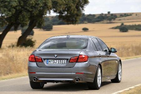 BMW 523i Heckansicht Fahraufnahme