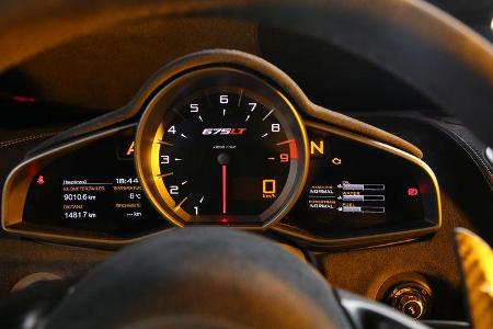 McLaren 675LT, Rundinstrumente