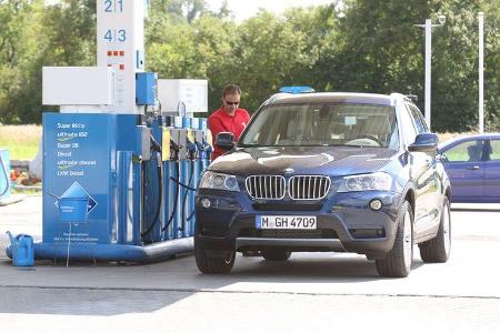 BMW X3 x-Drive 30d, Front, Tankstelle